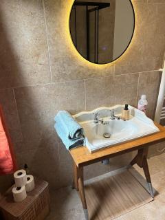 maison clôturée au pied des ânes avec jacuzzi - 7