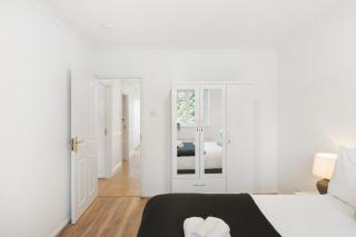 Garden Parking WiFi Near Sky Elstree Studios - 6