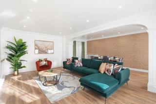 Garden Parking WiFi Near Sky Elstree Studios - 3