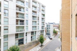 Blueground Isle of Dogs pool nr Thames LON-676 - 6