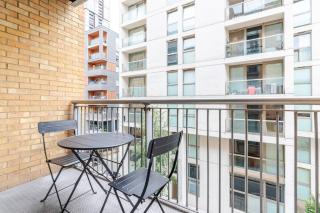 Blueground Isle of Dogs pool nr Thames LON-676 - 7