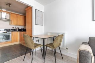 Blueground Isle of Dogs pool nr Thames LON-676 - 4