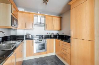 Blueground Isle of Dogs pool nr Thames LON-676 - 3