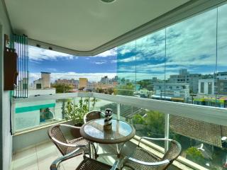 3 quartos a 280m da praia c roupa de cama - Sacada com Churrasqueira - climatizado - 10 min a pé da passarela do Ribeiro e acesso a Praia de Bombinhas - 5 min a pé de supermercados - Até 8 pessoas, ideal p famílias, grupos, crianças - Bombas - 9