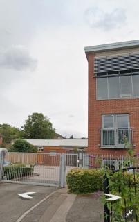 Contractor-Friendly, Private Gated Parking, Fast WiFi, Sofa Bed & Netflix, 5-Min Walk to City Centre, 15-Min Walk to Train Station, Ideal for Relocators & Families - 7