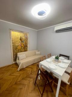 -Golden Bird- Two Bedroom Apartment, Super Central - 3
