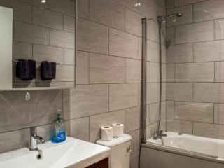 3BR Ensuite Apt - Parking - Ideal for long-Stays - 3