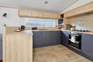 2 Bedroom Sublime Caravan with Hot Tub - 8