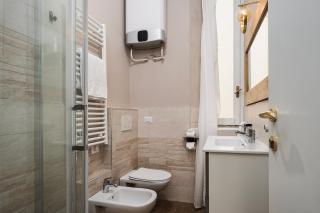 Classbnb - Luxurious and spacious 5-bedroom and 5-bath apartment, just 3 minutes from Milan central station metro, M2 green M3 yellow lines - 4