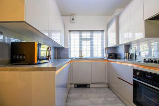 Luxury 3 Bed Apartment, Train Station - 8