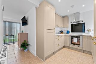 Near Warwick Hospital, Cozy Studio, Free Parking - 7