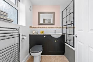 Near Warwick Hospital, Cozy Studio, Free Parking - 2