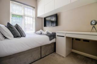 Luxury 3 Bed Apartment, Train Station - 1