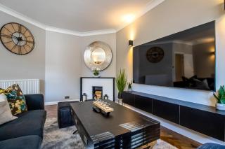 Luxury 3 Bed Apartment, Train Station - 9