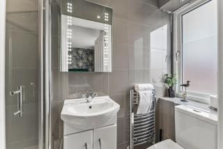 Chaucer Charm - Where Style Meets Comfort - 4