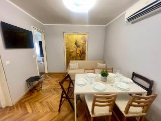 -Golden Bird- Two Bedroom Apartment, Super Central - 0