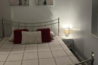 1-Bedroom Apartment Sleeps 4 Parking - 9