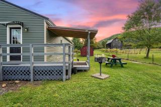 Rustic Cabin Getaway Close to Everything Fun! - 1