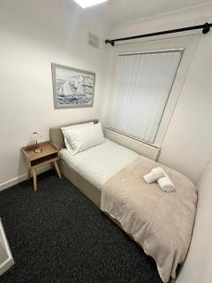 Large Coventry Stay, Family & Contractor Friendly! - 9