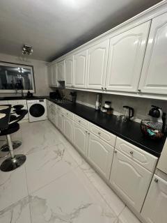 Large Coventry Stay, Family & Contractor Friendly! - 7