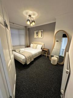 Large Coventry Stay, Family & Contractor Friendly! - 5