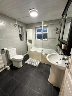 Large Coventry Stay, Family & Contractor Friendly! - 2