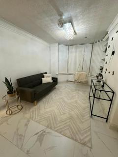 Large Coventry Stay, Family & Contractor Friendly! - 1