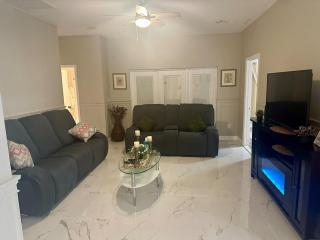 Orlando Lakefront Pool Villa 25 min Disney & Univ - 2