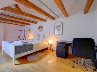 Spacious Loft for 8, Heart of Old Riga - 7