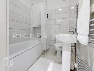 Cosy Tilbury Town 2BR Apt, Station and Amenities - 9