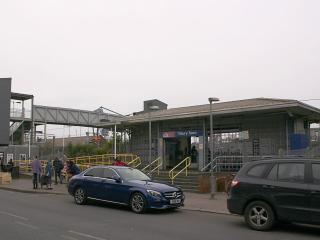 Cosy Tilbury Town 2BR Apt, Station and Amenities - 7