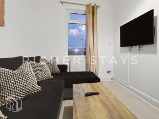 Cosy Tilbury Town 2BR Apt, Station and Amenities - 4