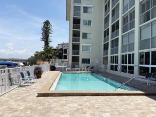 2BR - Dolphins & Bay Views Just Steps to Beach - 7