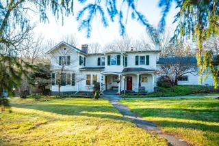 Twin Oaks Near Lake Wallenpaupack Historic Home - Hawley - 4