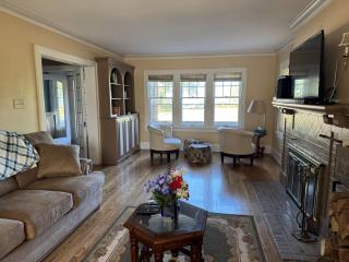 Superior St Lakeview Villa - 3