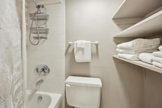 Pool View Beachwood Condo - 5