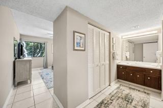 Pool View Beachwood Condo - 4