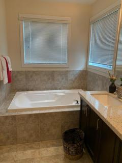 4BR Luxury Styled Home 2 parking - 7