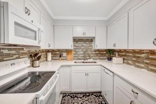 Luxury Bayside Condo – Pool, Tennis & Marina - 1