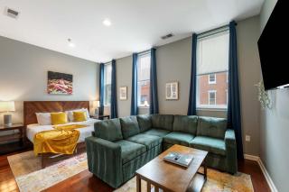 Large 3 bdrm apt, 2ba, unique art - 7