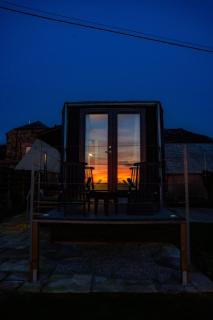 Unique Glamping Experience - The Horse Box - 8