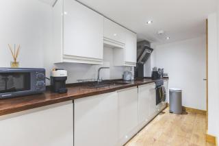 Elegant 1BDR Flat with Private Patio - 7