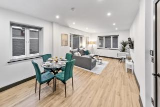 Luxury 1 Bedroom Apartment with Patio 10 min to tube sleeps 4 - 6