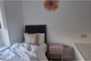 3 Bed House Sleeps 5 - Parking Garden Pets - Slough - 6