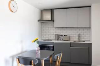 Pass the Keys Serene riverside view apartment - 7