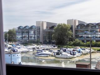 Pass the Keys Bright riverside apartment Pass The Keys - 5