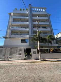 Apartamento com suíte próximo a praia de Bombas - 9