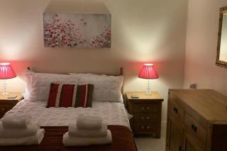 2-Bed House Sleeps 4 - Enclosed Garden - Tv & WiFi - 3
