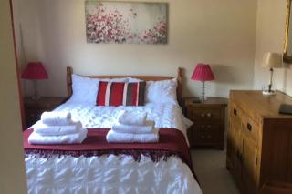 Captivating 2-Bed House in Amesbury Salisbury - 1