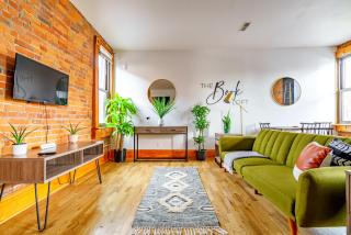 Prime Location Top Rated Clean Parking Free! - 4